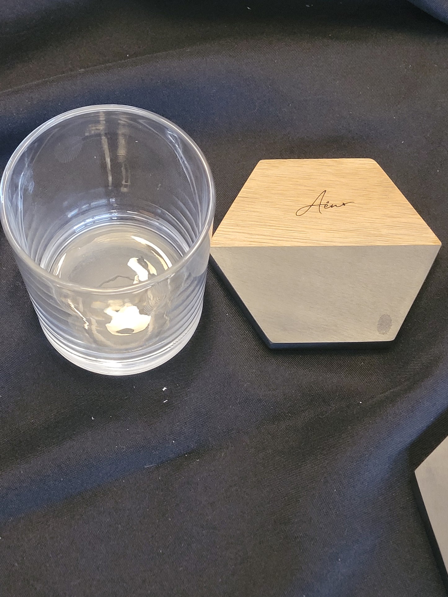 Sous verre bois & marbre noir - Signature Aën