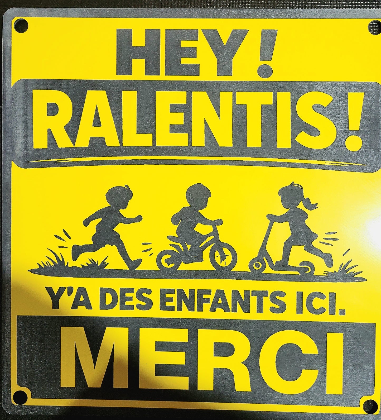 HEY ! RALENTIS ! – Y’a des enfants ici. Merci. | Panneau 10 x 10 pouces